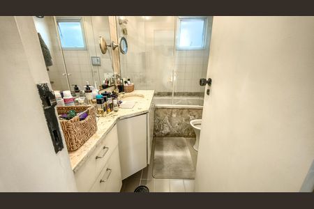 Apartamento à venda com 108m², 3 quartos e 2 vagas Apartamento à venda com 108m², 3 quartos e 2 vagasBanheiro da Suíte
