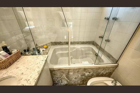 Apartamento à venda com 108m², 3 quartos e 2 vagas Apartamento à venda com 108m², 3 quartos e 2 vagasBanheiro da Suíte