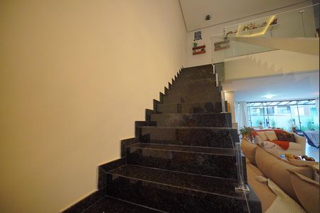 Casa de condomínio para alugar com 260m², 4 quartos e 2 vagasEscada para a cobertura