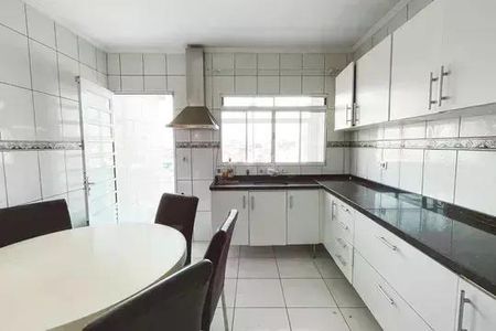 Casa à venda com 240m², 3 quartos e 4 vagas