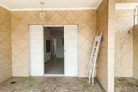 Casa à venda com 240m², 3 quartos e 4 vagas