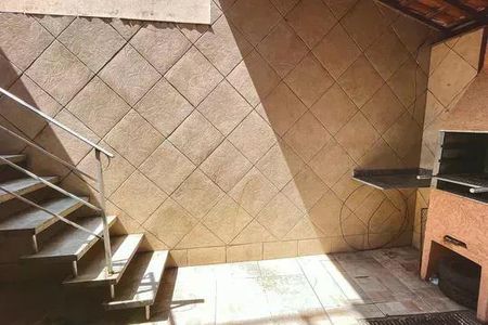 Casa à venda com 240m², 3 quartos e 4 vagas