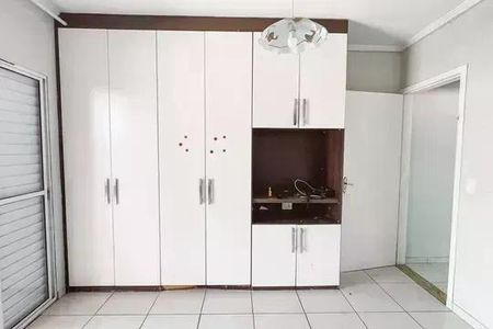 Casa à venda com 240m², 3 quartos e 4 vagas