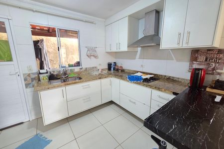 Cozinha de casa de condomínio para alugar com 2 quartos, 85m² em Nova Mirim, Praia Grande