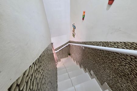 Casa de condomínio para alugar com 85m², 2 quartos e 1 vagaEscada