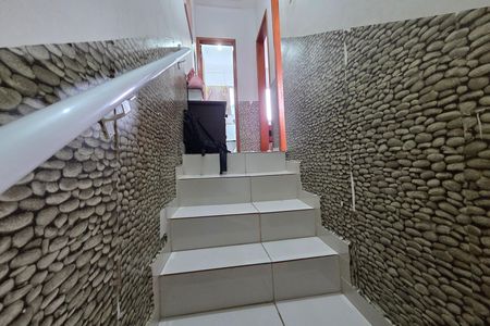 Casa de condomínio para alugar com 85m², 2 quartos e 1 vagaEscada