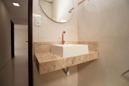 Casa para alugar com 80m², 2 quartos e 2 vagas Casa para alugar com 80m², 2 quartos e 2 vagasBanheiro Social