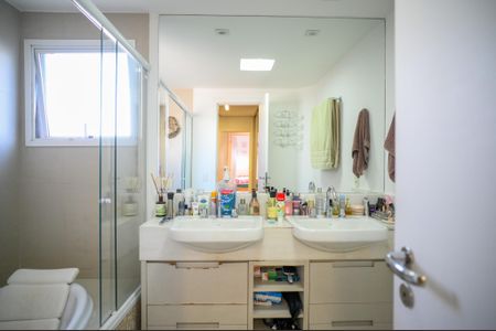 Apartamento à venda com 252m², 3 quartos e 4 vagas Apartamento à venda com 252m², 3 quartos e 4 vagasBanheiro Quarto 1 - Suite