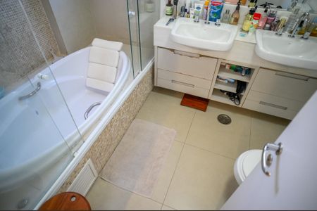 Apartamento à venda com 252m², 3 quartos e 4 vagas Apartamento à venda com 252m², 3 quartos e 4 vagasBanheiro Quarto 1 - Suite