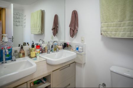Apartamento à venda com 252m², 3 quartos e 4 vagas Apartamento à venda com 252m², 3 quartos e 4 vagasBanheiro Quarto 1 - Suite