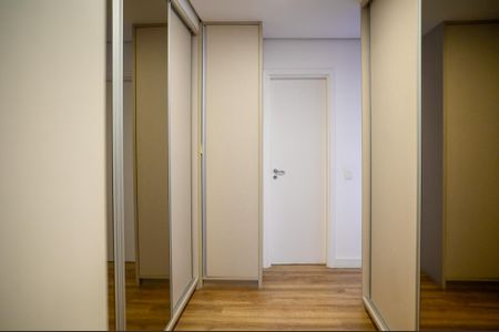 Apartamento à venda com 252m², 3 quartos e 4 vagas Apartamento à venda com 252m², 3 quartos e 4 vagasCloset