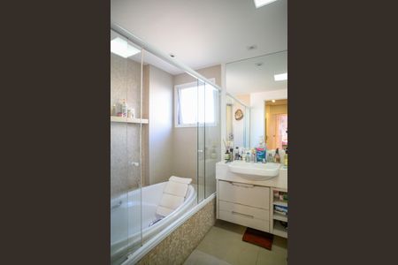 Apartamento à venda com 252m², 3 quartos e 4 vagas Apartamento à venda com 252m², 3 quartos e 4 vagasBanheiro Quarto 1 - Suite