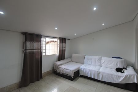 Sala de casa à venda com 3 quartos, 360m² em Copacabana, Belo Horizonte