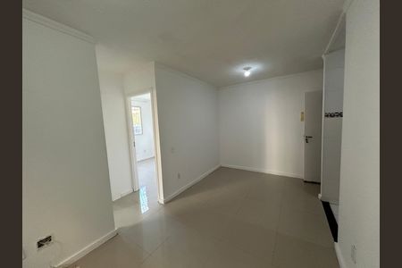 Sala de apartamento para alugar com 2 quartos, 45m² em Água Santa, Rio de Janeiro