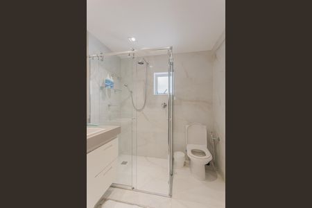 Apartamento à venda com 220m², 3 quartos e 2 vagas Apartamento à venda com 220m², 3 quartos e 2 vagasBanheiro da Suíte 1