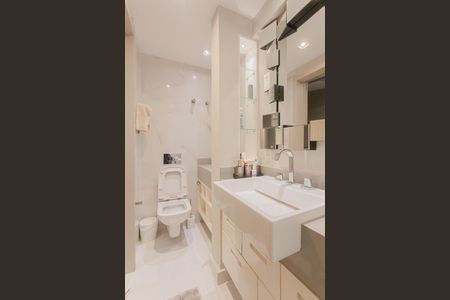 Apartamento à venda com 220m², 3 quartos e 2 vagas Apartamento à venda com 220m², 3 quartos e 2 vagasBanheiro da Suíte 2