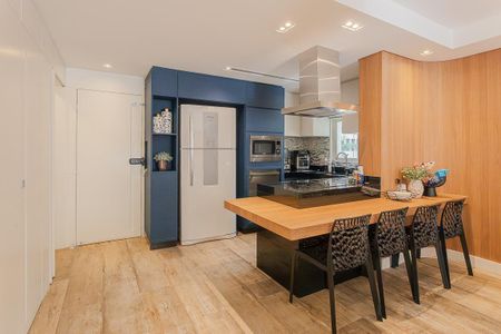 Apartamento à venda com 220m², 3 quartos e 2 vagas Apartamento à venda com 220m², 3 quartos e 2 vagasCozinha e Área de Serviço