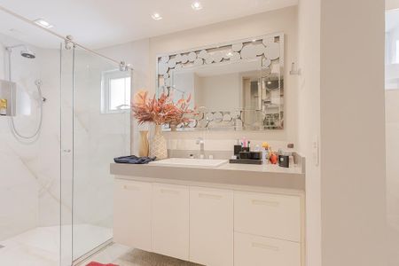 Apartamento à venda com 220m², 3 quartos e 2 vagas Apartamento à venda com 220m², 3 quartos e 2 vagasBanheiro da Suíte 3