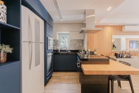 Apartamento à venda com 220m², 3 quartos e 2 vagas Apartamento à venda com 220m², 3 quartos e 2 vagasCozinha e Área de Serviço