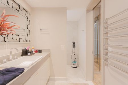 Apartamento à venda com 220m², 3 quartos e 2 vagas Apartamento à venda com 220m², 3 quartos e 2 vagasBanheiro da Suíte 3