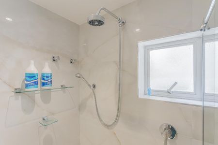 Apartamento à venda com 220m², 3 quartos e 2 vagas Apartamento à venda com 220m², 3 quartos e 2 vagasBanheiro da Suíte 1