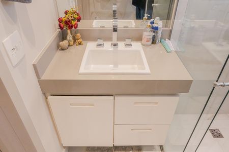 Apartamento à venda com 220m², 3 quartos e 2 vagas Apartamento à venda com 220m², 3 quartos e 2 vagasBanheiro da Suíte 1