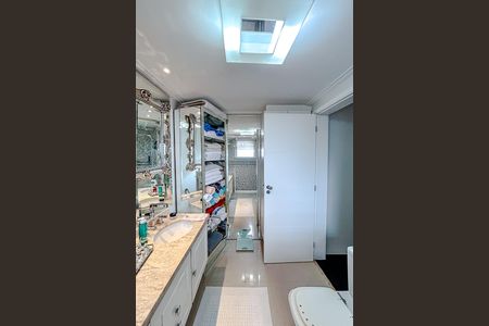 Apartamento à venda com 238m², 4 quartos e 4 vagasBanheiro da Suíte 1