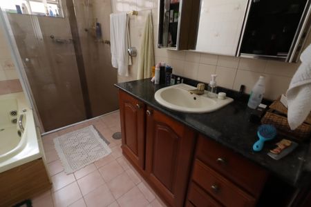 Casa à venda com 418m², 6 quartos e 4 vagasBanheiro da Suíte 1