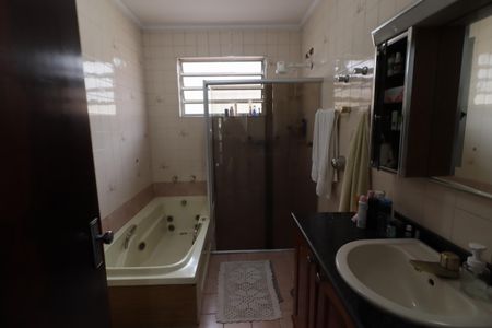 Casa à venda com 418m², 6 quartos e 4 vagasBanheiro da Suíte 1