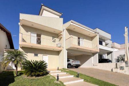Casa de condomínio à venda com 290m², 3 quartos e 4 vagas Casa de condomínio à venda com 290m², 3 quartos e 4 vagasFachada