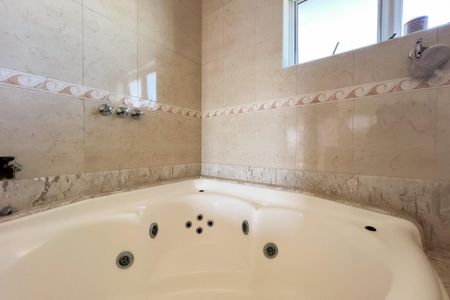 Casa de condomínio à venda com 290m², 3 quartos e 4 vagas Casa de condomínio à venda com 290m², 3 quartos e 4 vagasBanheiro da Suíte