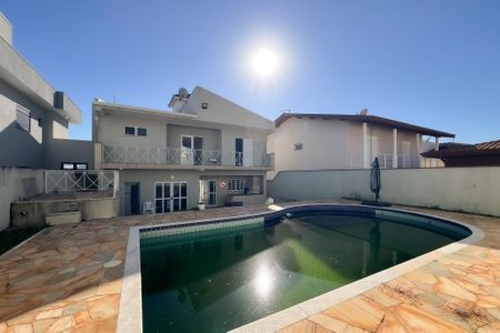 Casa de condomínio à venda com 290m², 3 quartos e 4 vagas Casa de condomínio à venda com 290m², 3 quartos e 4 vagasPiscina