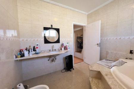 Casa de condomínio à venda com 290m², 3 quartos e 4 vagas Casa de condomínio à venda com 290m², 3 quartos e 4 vagasBanheiro da Suíte