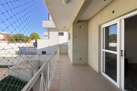 Casa de condomínio à venda com 290m², 3 quartos e 4 vagas Casa de condomínio à venda com 290m², 3 quartos e 4 vagasVaranda da Sala