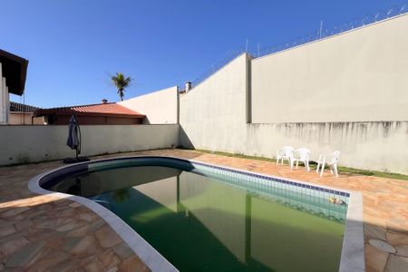 Casa de condomínio à venda com 290m², 3 quartos e 4 vagas Casa de condomínio à venda com 290m², 3 quartos e 4 vagasPiscina