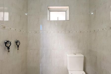 Casa de condomínio à venda com 290m², 3 quartos e 4 vagas Casa de condomínio à venda com 290m², 3 quartos e 4 vagasBanheiro da Piscina