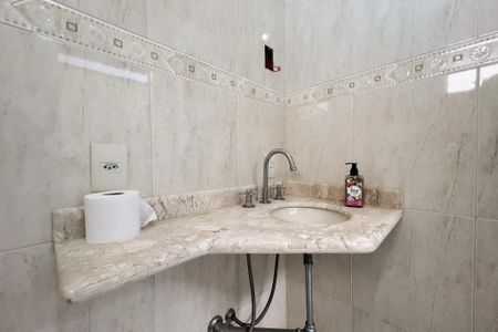 Casa de condomínio à venda com 290m², 3 quartos e 4 vagas Casa de condomínio à venda com 290m², 3 quartos e 4 vagasBanheiro da Piscina