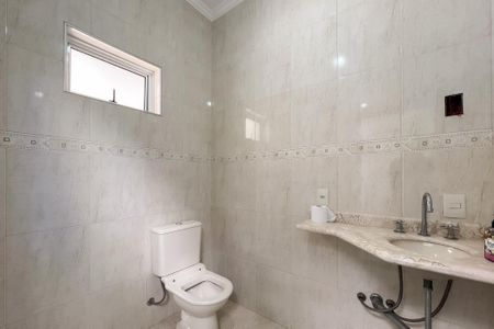 Casa de condomínio à venda com 290m², 3 quartos e 4 vagas Casa de condomínio à venda com 290m², 3 quartos e 4 vagasBanheiro da Piscina