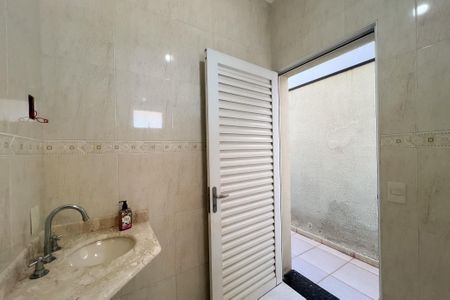 Casa de condomínio à venda com 290m², 3 quartos e 4 vagas Casa de condomínio à venda com 290m², 3 quartos e 4 vagasBanheiro da Piscina