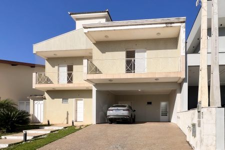 Casa de condomínio à venda com 290m², 3 quartos e 4 vagas Casa de condomínio à venda com 290m², 3 quartos e 4 vagasFachada