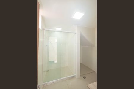 Casa à venda com 214m², 5 quartos e 4 vagas Casa à venda com 214m², 5 quartos e 4 vagasBanheiro da Suíte