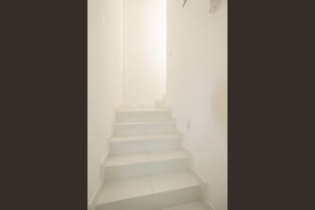 Casa à venda com 214m², 5 quartos e 4 vagas Casa à venda com 214m², 5 quartos e 4 vagasEscada
