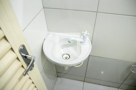 Banheiro de kitnet/studio para alugar com 1 quarto, 50m² em Vila Itatiaia, Goiânia