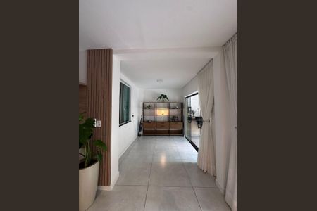 Sala de casa de condomínio à venda com 2 quartos, 203m² em Jacarepaguá, Rio de Janeiro