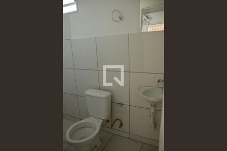 Banheiro de kitnet/studio para alugar com 1 quarto, 50m² em Vila Itatiaia, Goiânia