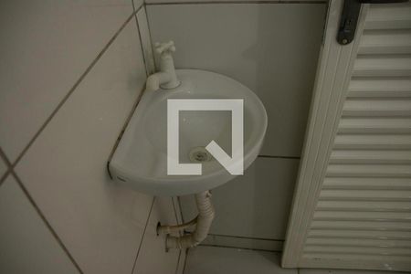 Banheiro de kitnet/studio para alugar com 1 quarto, 50m² em Vila Itatiaia, Goiânia
