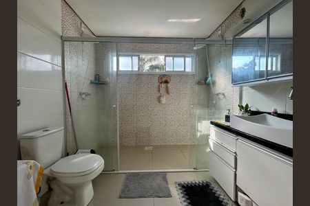 Casa para alugar com 440m², 5 quartos e 4 vagasBanheiro suíte 1