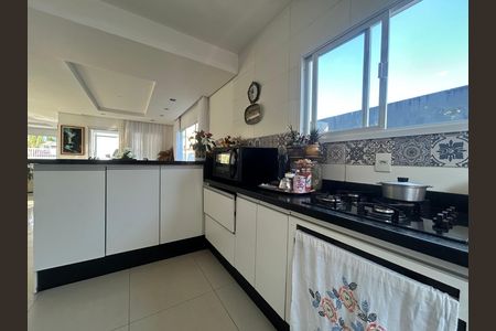 Casa para alugar com 440m², 5 quartos e 4 vagasCozinha 