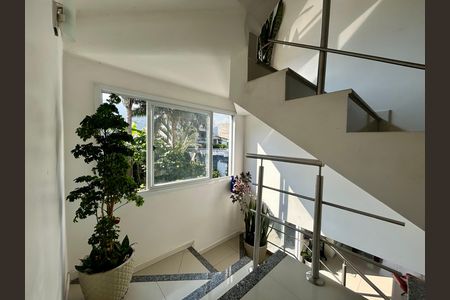 Casa para alugar com 440m², 5 quartos e 4 vagasEscada