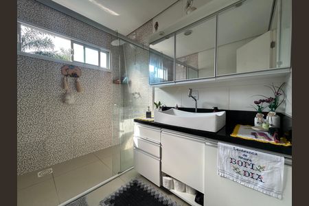 Casa para alugar com 440m², 5 quartos e 4 vagasBanheiro suíte 1